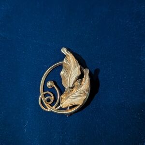 Gold Tone Leaf Circle Brooch - Elegant Floral Pin